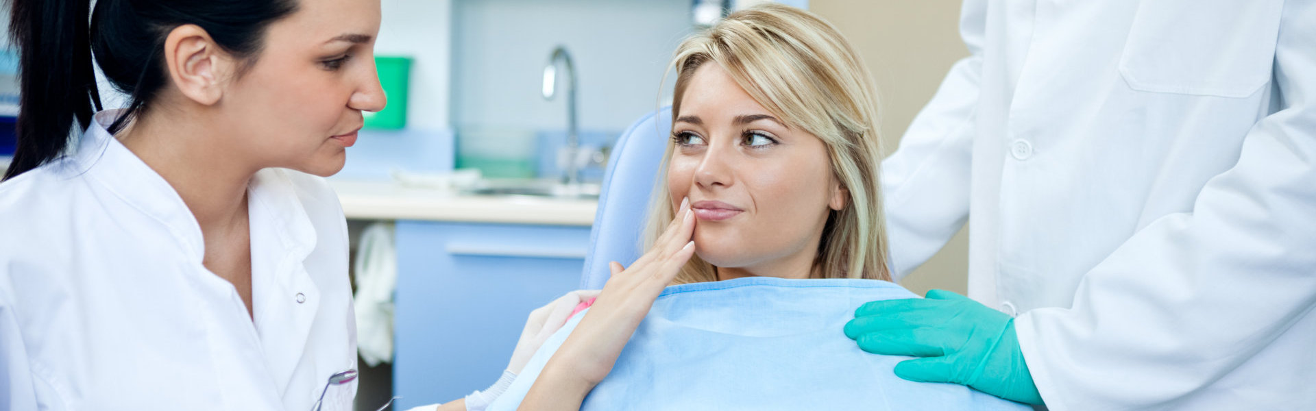 Patient women at the dentist complains of toothache